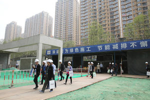 参会代表对陕西建工第五建设集团有限公司承建的浐灞新都汇项目进行参观