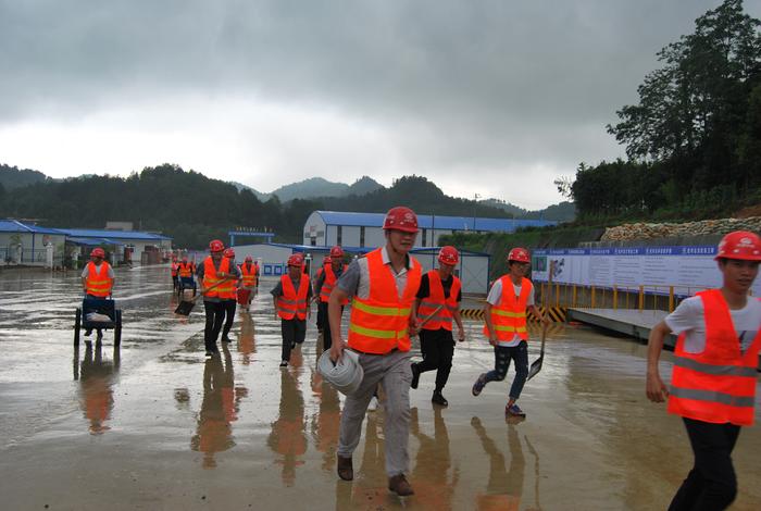 中铁四局瓮开项目 雨情即险情 端午鏖战援