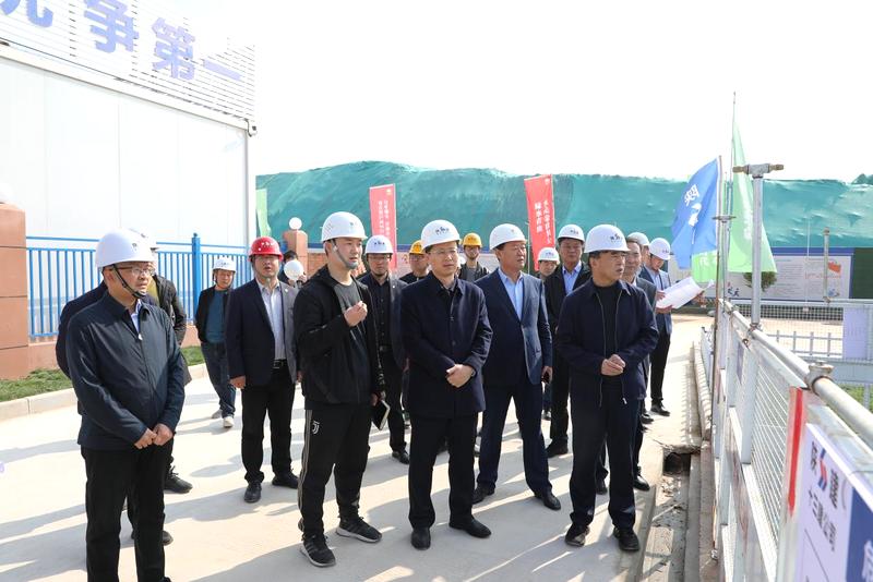 延安市副市长单舒平到陕建十三建集团承建的新区b型保税物流中心项目
