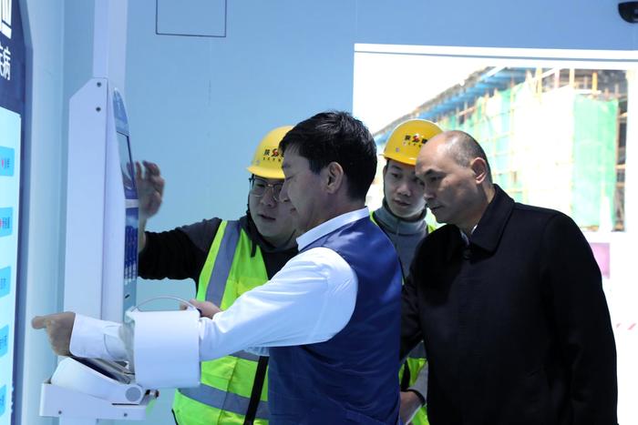 陕建集团党委常委,纪委书记韦贤忠一行到西安航天城第二中学督导检查
