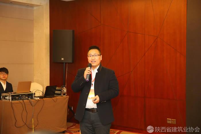 中国建筑西北设计研究院BIM经理董耀军做题为《EPC模式下幸福林带项目BIM实践》的报告.jpg
