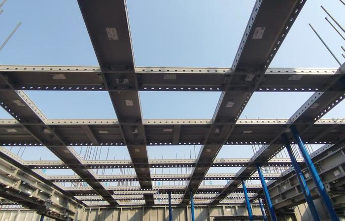 铝模施工过程中不需要钢管扣件,顶托,建筑物内的操作板等辅助性材料