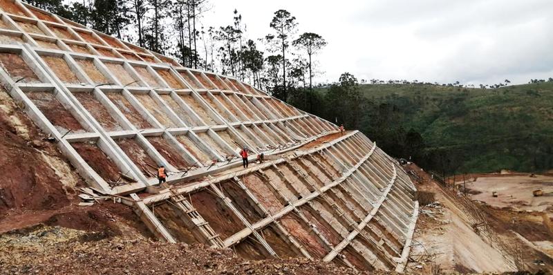 踏平坎坷筑大道走访九冶七公司弥玉高速公路施工现场