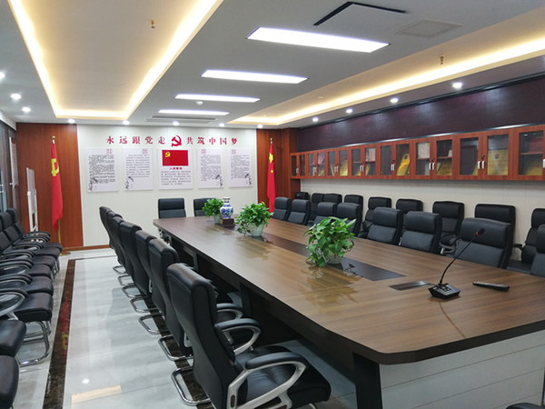 图为敞亮崭新的会议室和党员活动室
