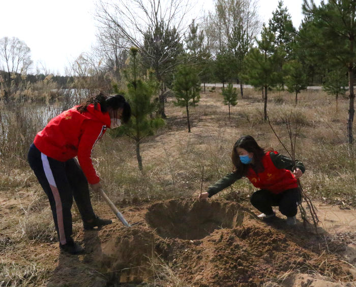 4月10日，神木公司组织义务植树活动，图为植树现场4_副本.jpg