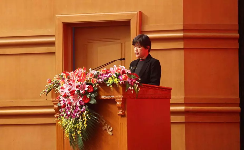 中国建筑业协会副会长吴慧娟宣读获奖名单